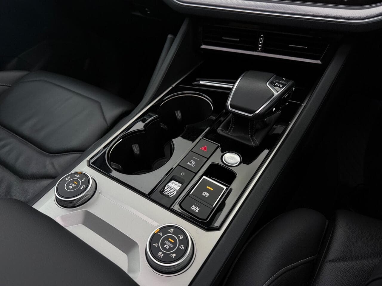 Volkswagen Touareg thumbnail Interior Front