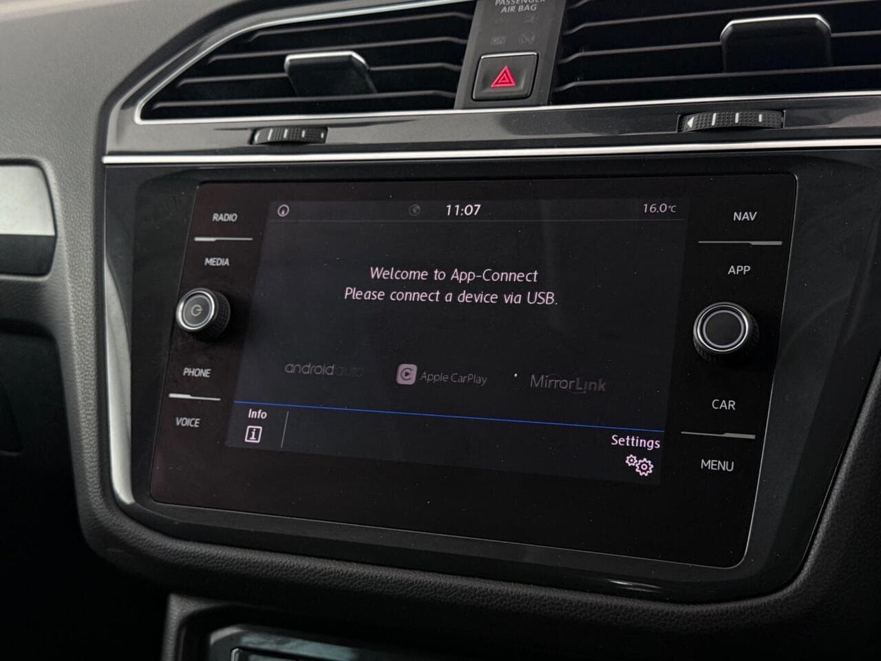 Volkswagen Tiguan thumbnail Infotainment System