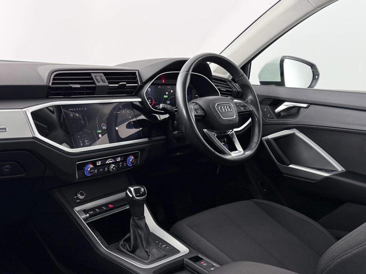 Audi Q3 thumbnail Interior Front