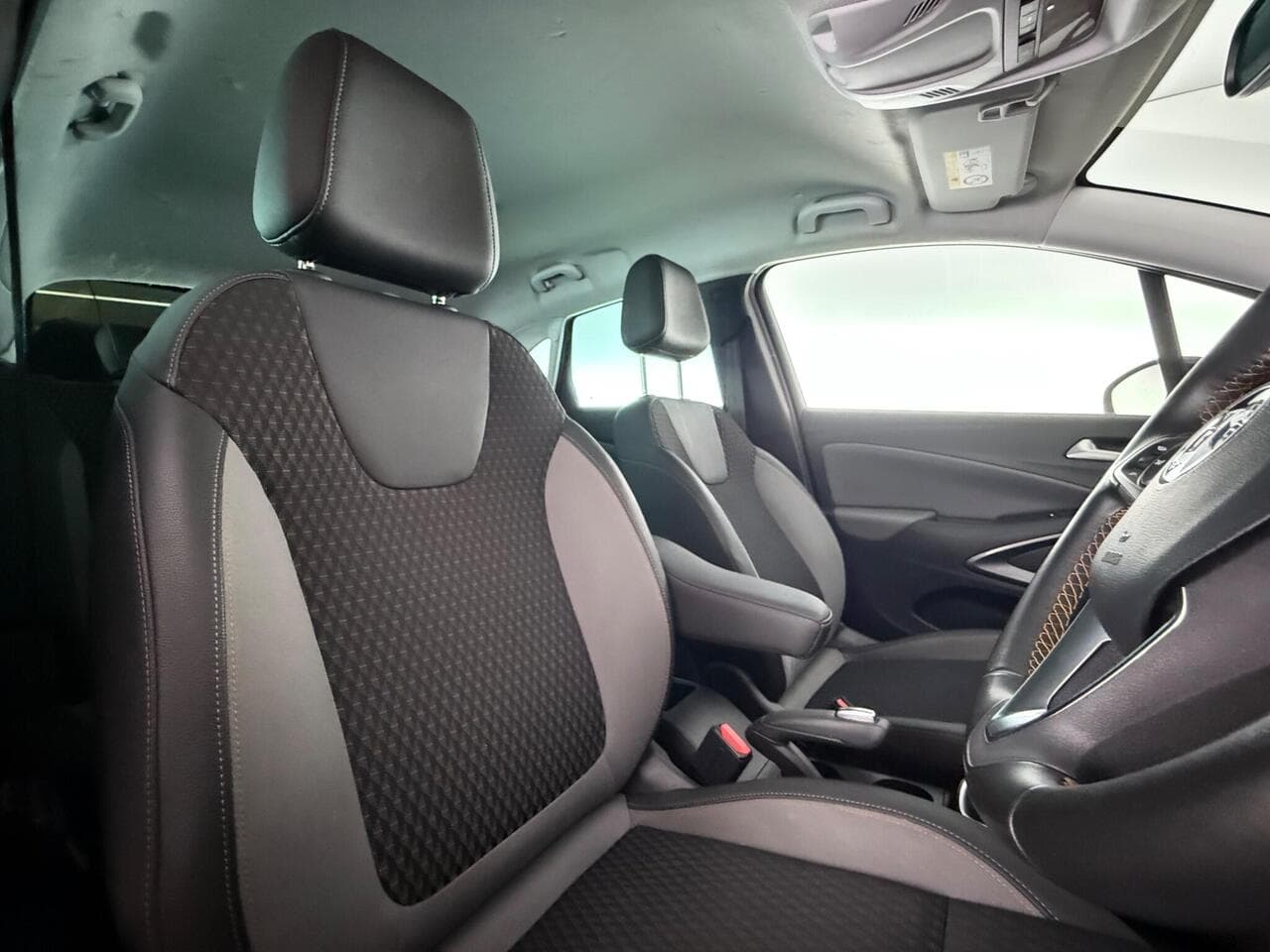 Vauxhall Crossland X thumbnail Seat Driver