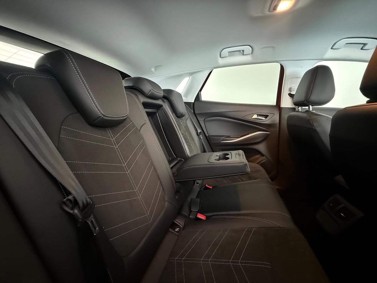 Vauxhall Grandland thumbnail Seats Rear