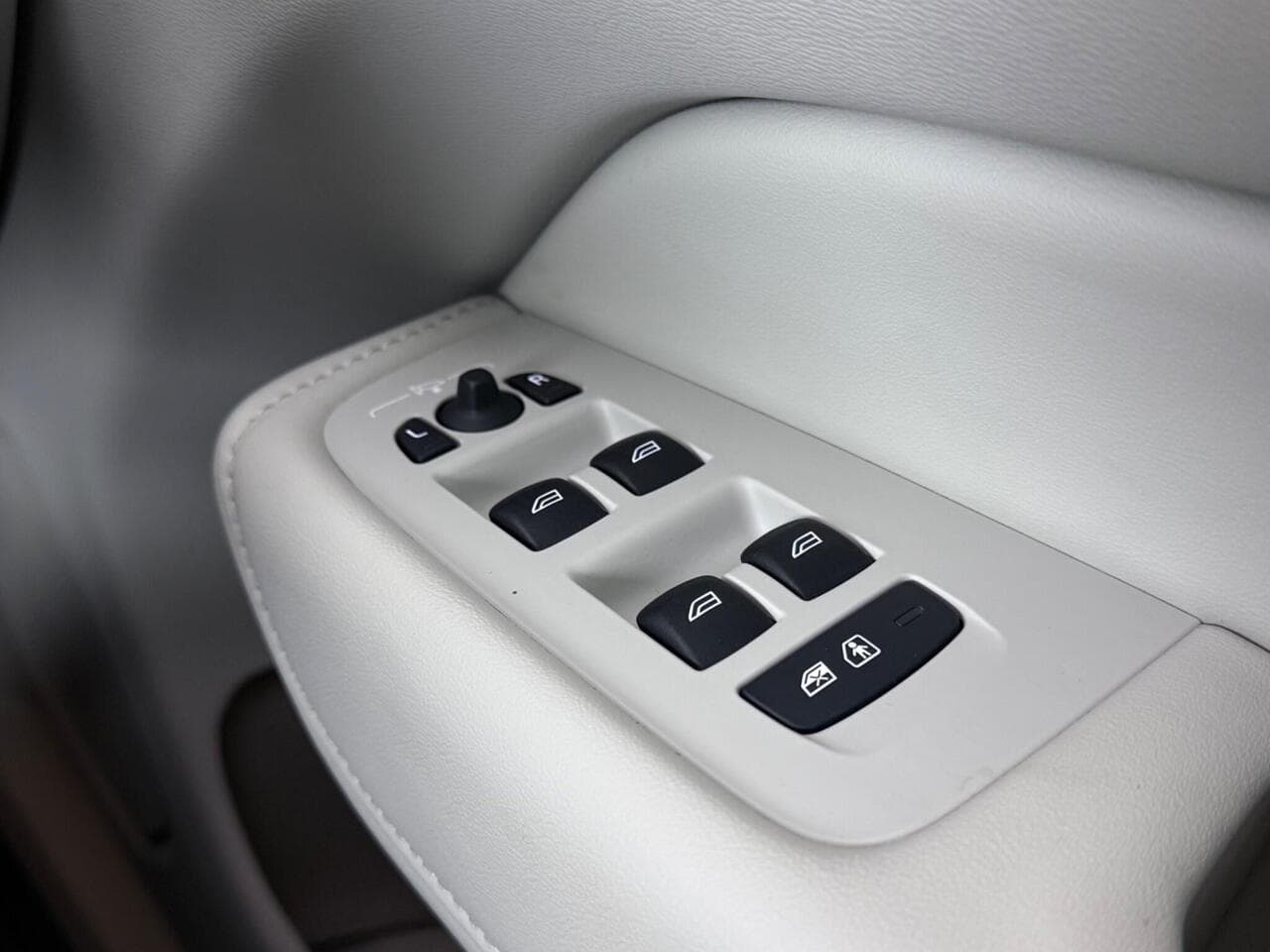 Volvo XC60 thumbnail Misc Controls