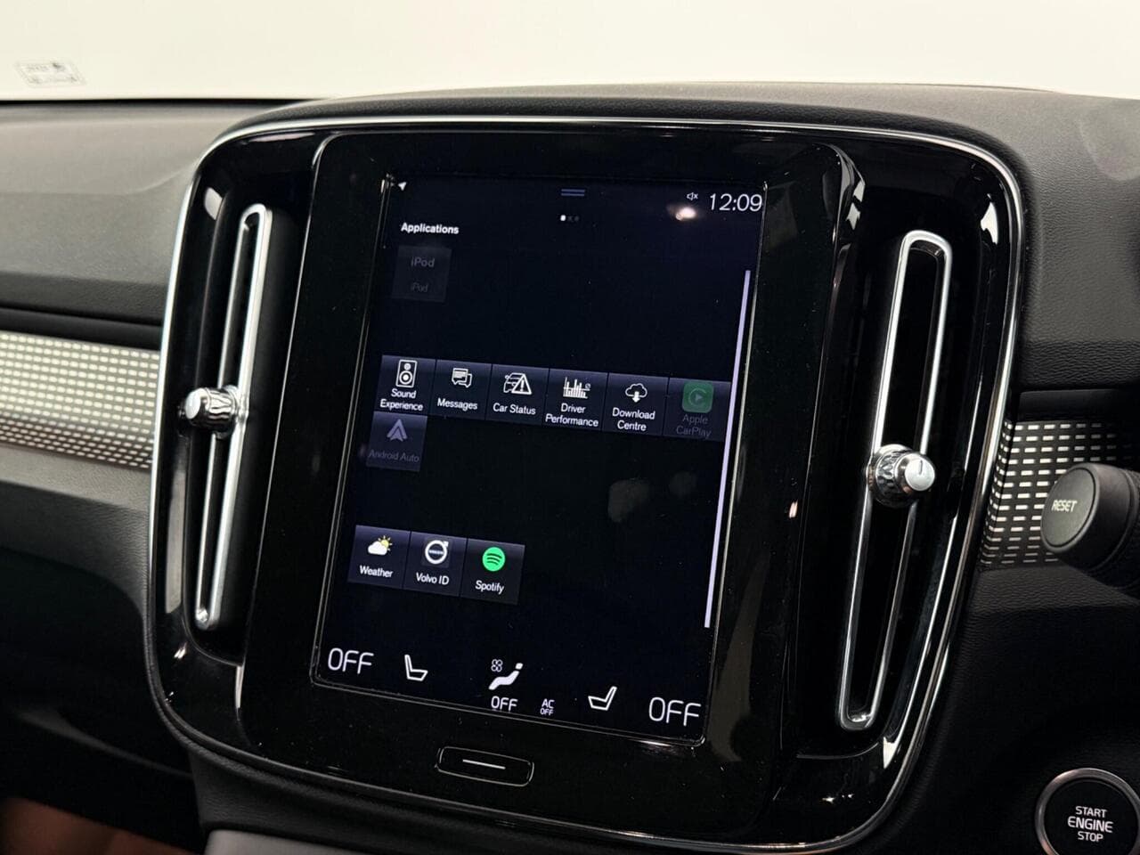 Volvo XC40 thumbnail Infotainment System