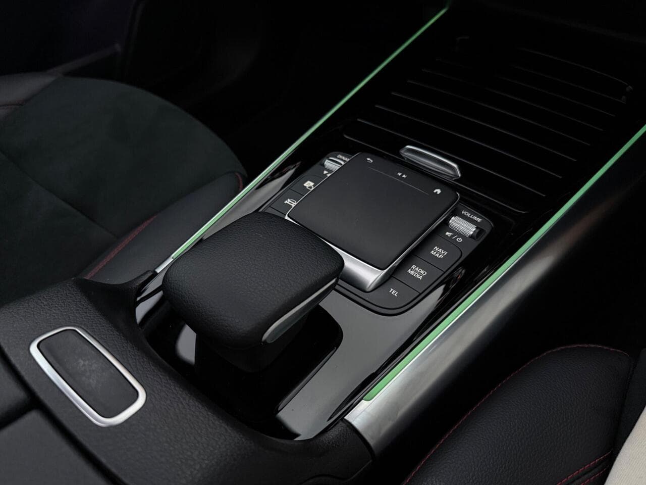 Mercedes-Benz GLA thumbnail Misc Controls