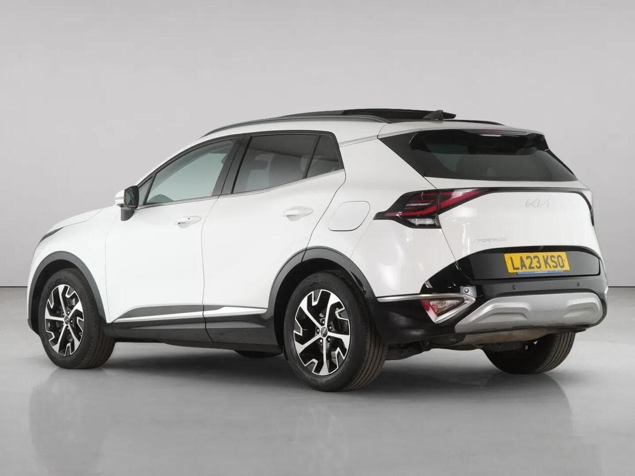 Kia Sportage thumbnail Rear Left