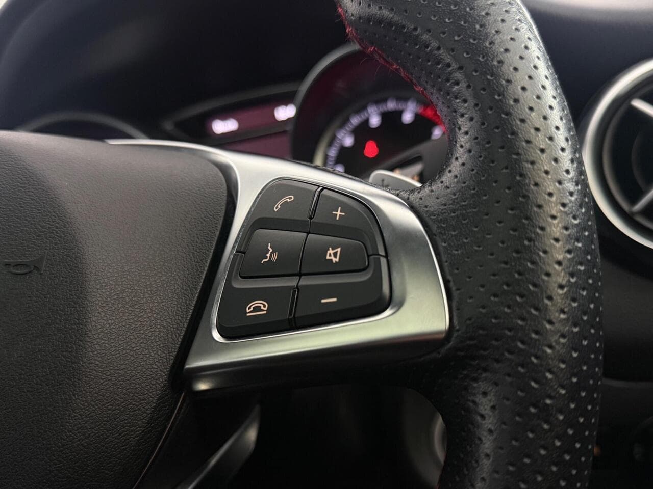 Mercedes-Benz GLA thumbnail Misc Controls