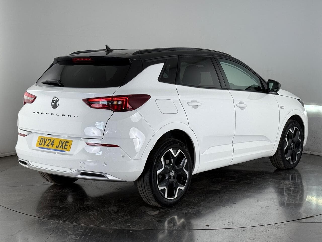 Vauxhall Grandland thumbnail Rear Right