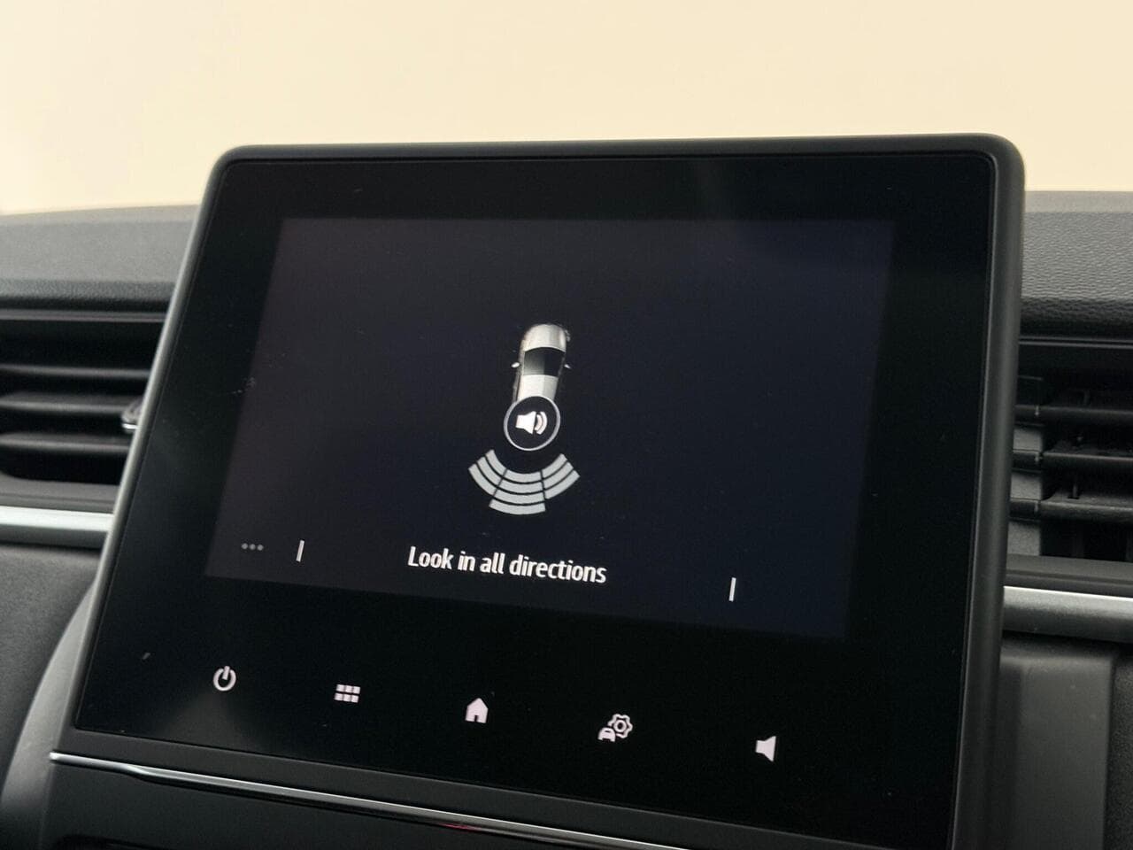 Renault Captur thumbnail Infotainment System