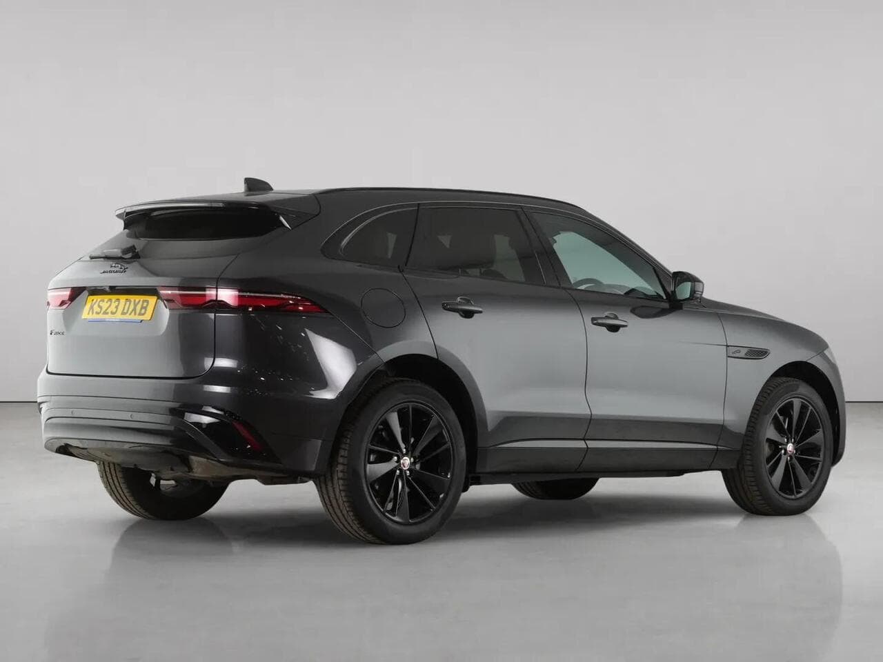 Jaguar F-PACE thumbnail Rear Right
