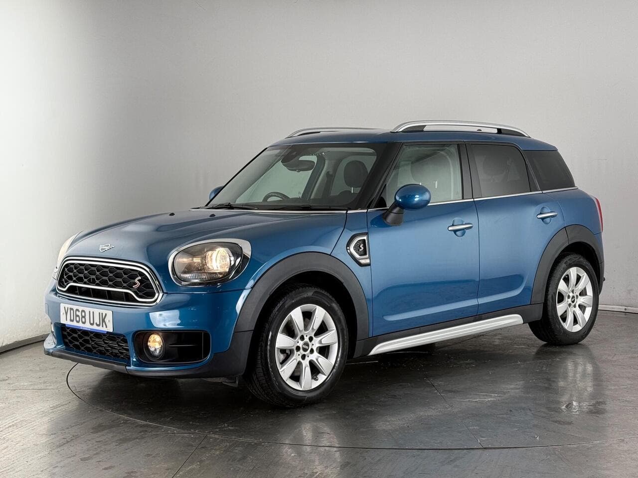 MINI Countryman thumbnail Front Left