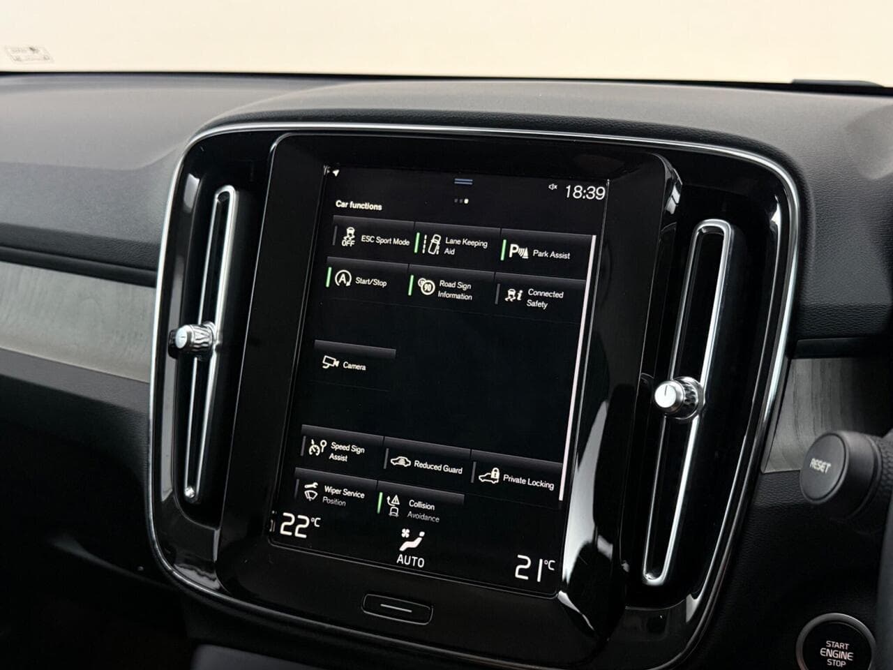 Volvo XC40 thumbnail Infotainment System
