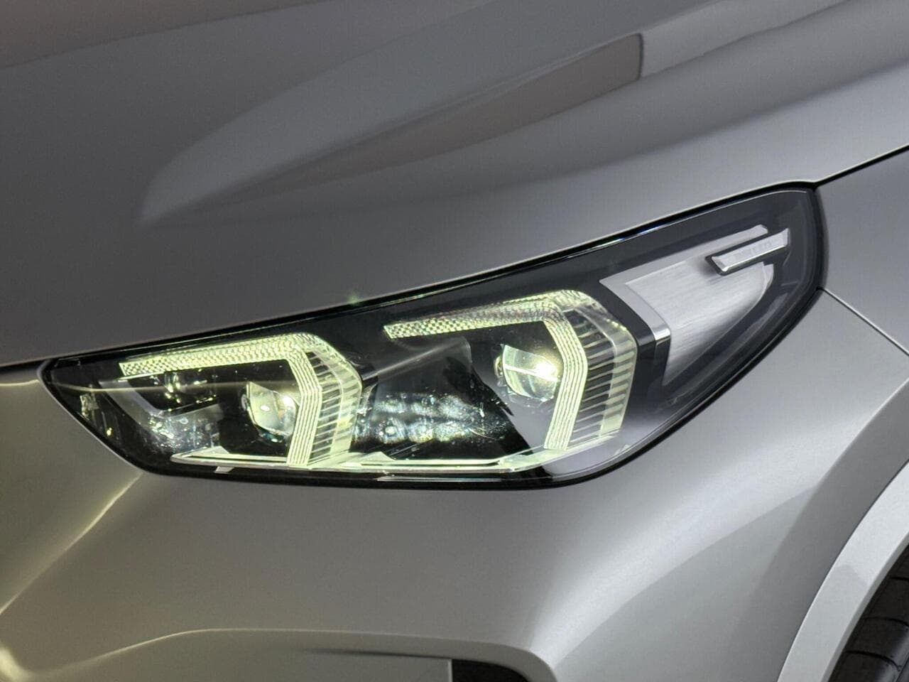 BMW iX1 thumbnail Lights Front