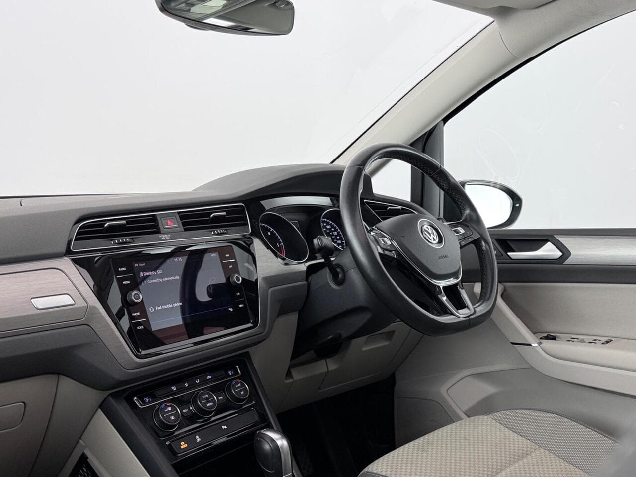 Volkswagen Touran thumbnail Interior Front