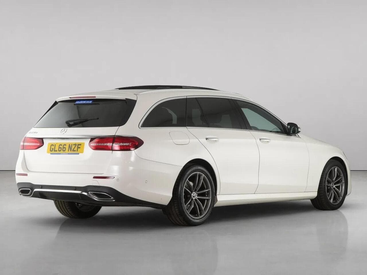 Mercedes-Benz E Class thumbnail Rear Right