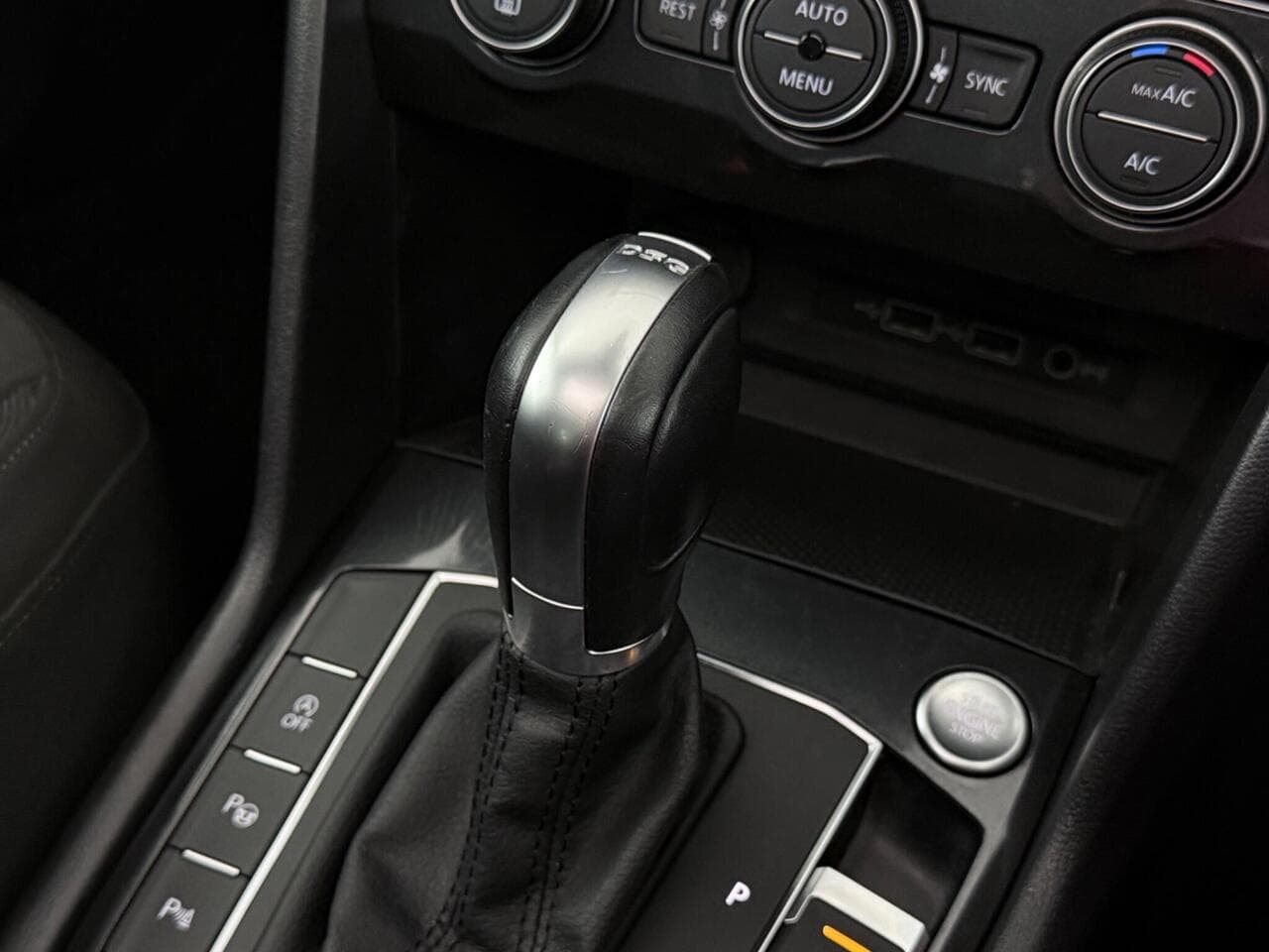 Volkswagen Tiguan thumbnail Interior Front
