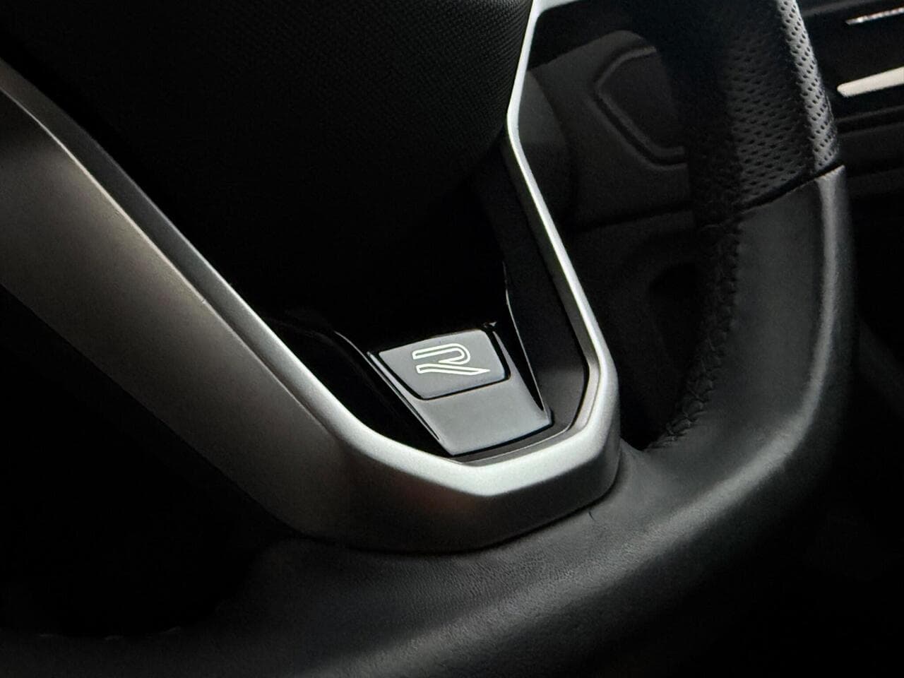 Volkswagen Tiguan thumbnail Steering Wheel