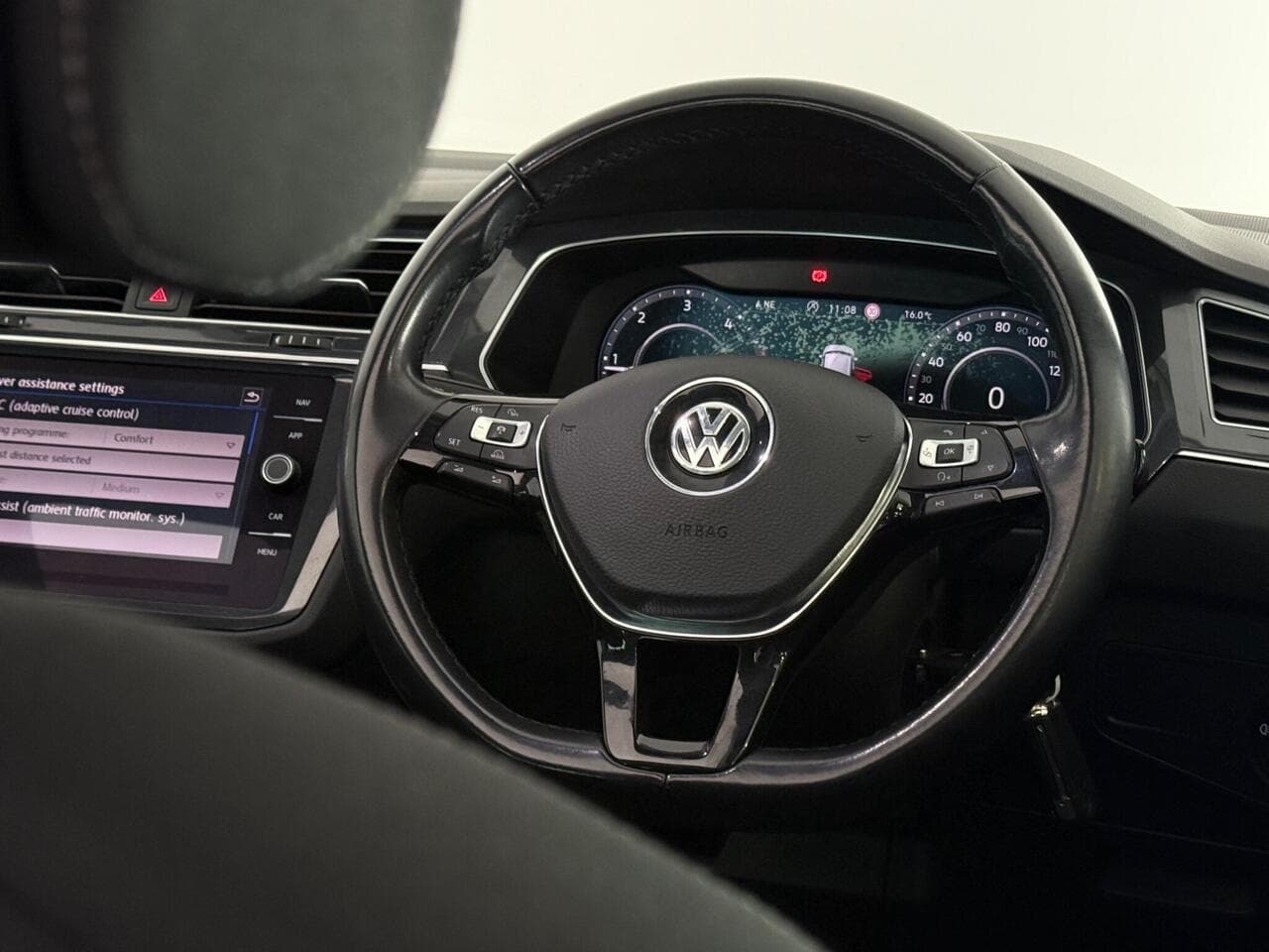 Volkswagen Tiguan thumbnail Steering Wheel