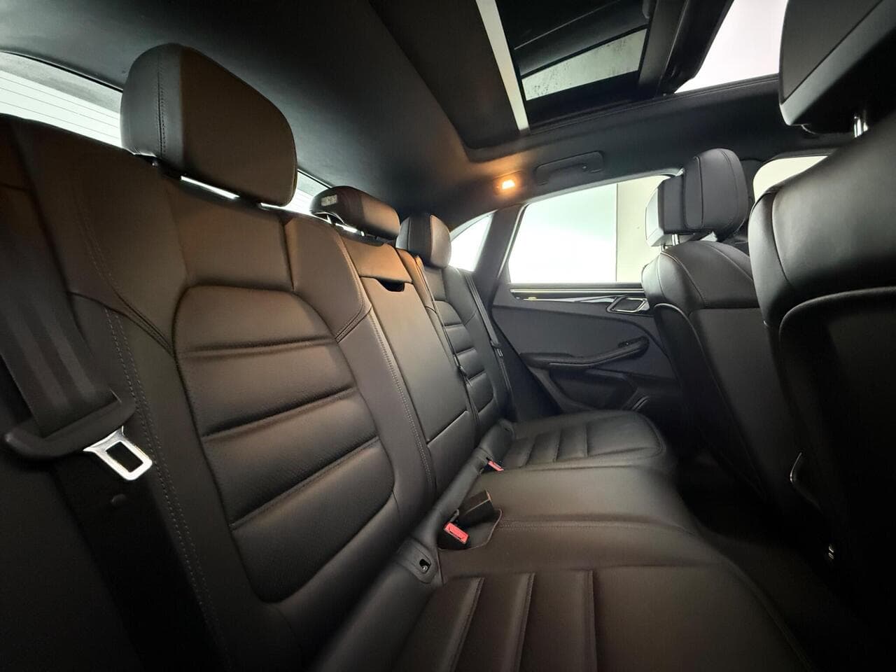 Porsche Macan thumbnail Seats Rear