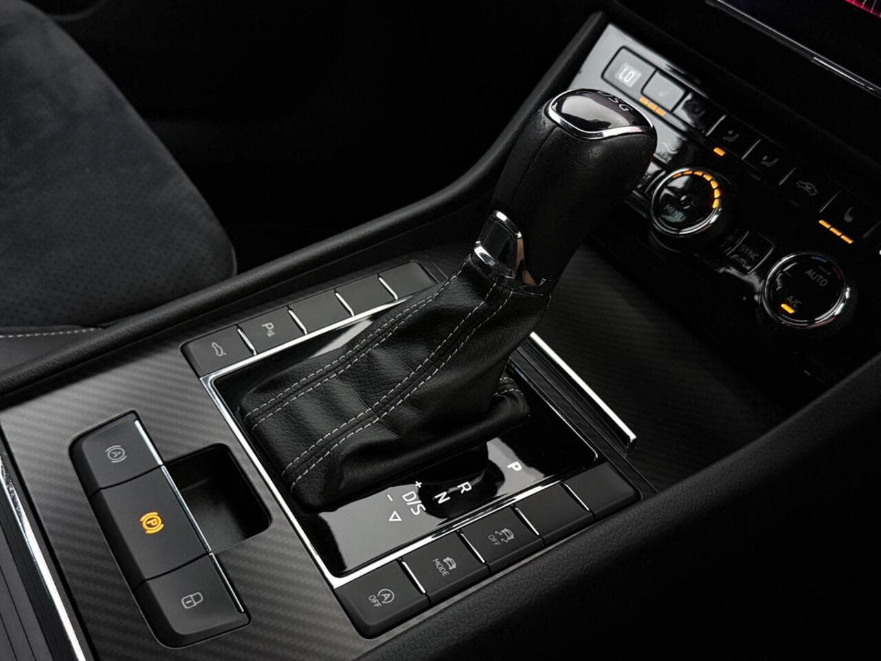 Skoda Superb thumbnail Interior Front