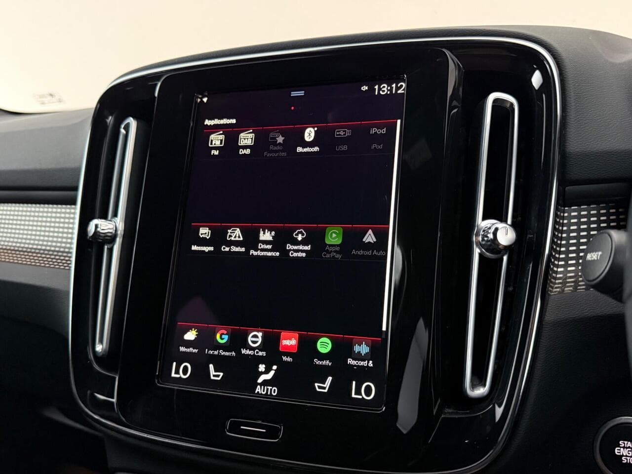 Volvo XC40 thumbnail Infotainment System