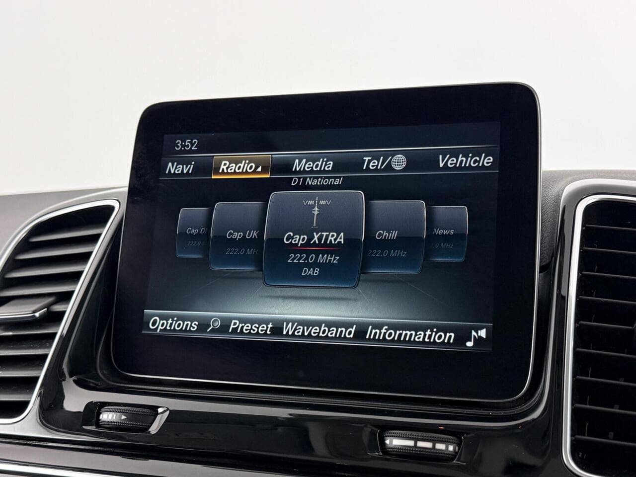 Mercedes-Benz GLE thumbnail Infotainment System
