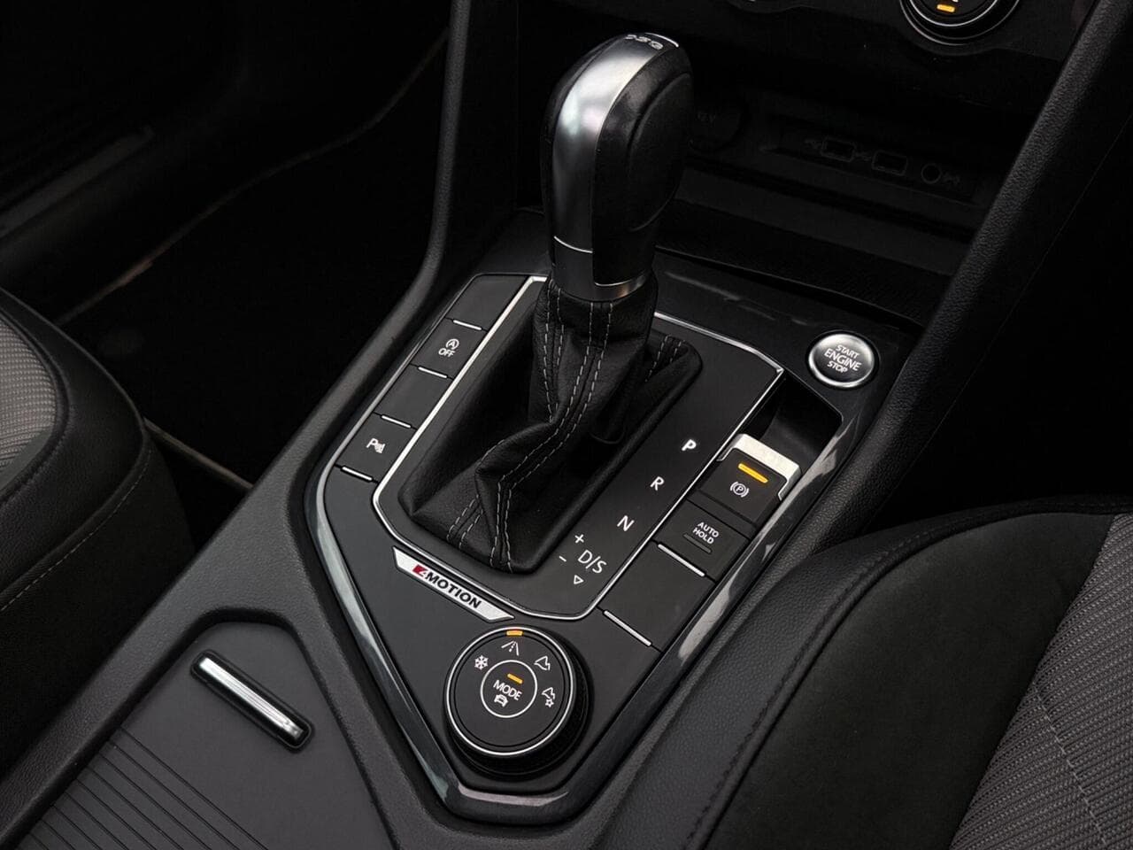 Volkswagen Tiguan thumbnail Interior Front