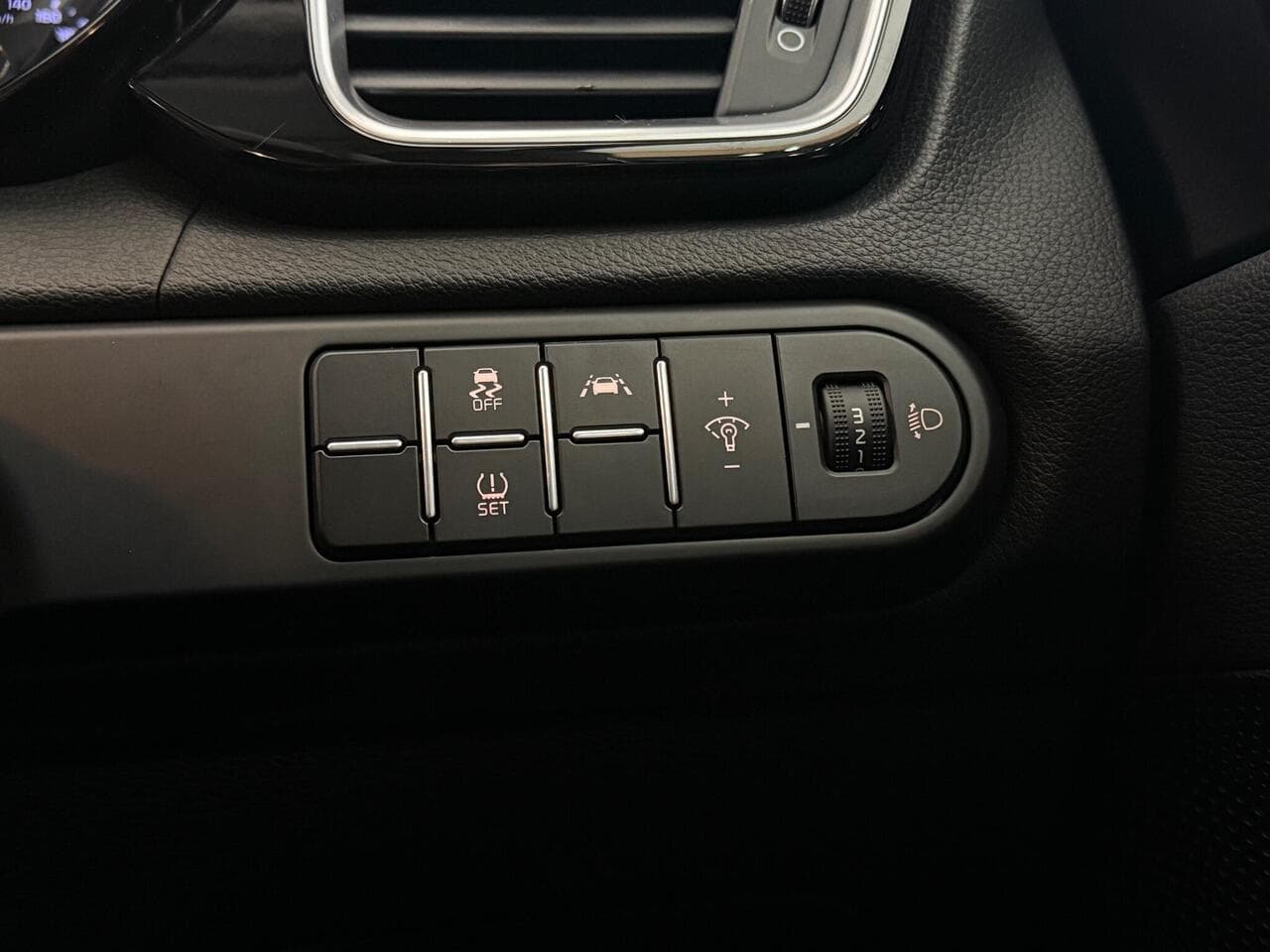 Kia XCeed thumbnail Misc Controls