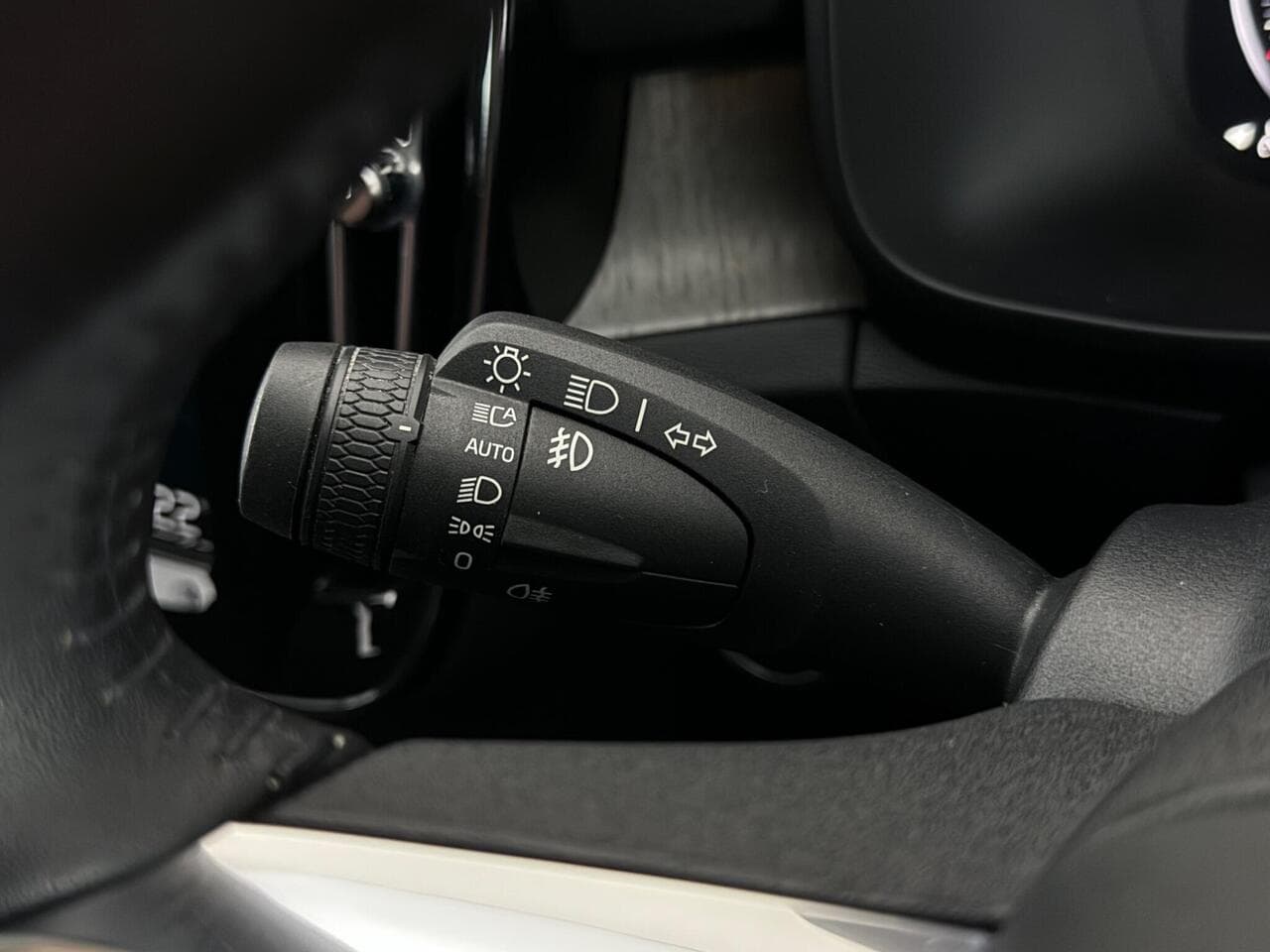 Volvo XC40 thumbnail Misc Controls