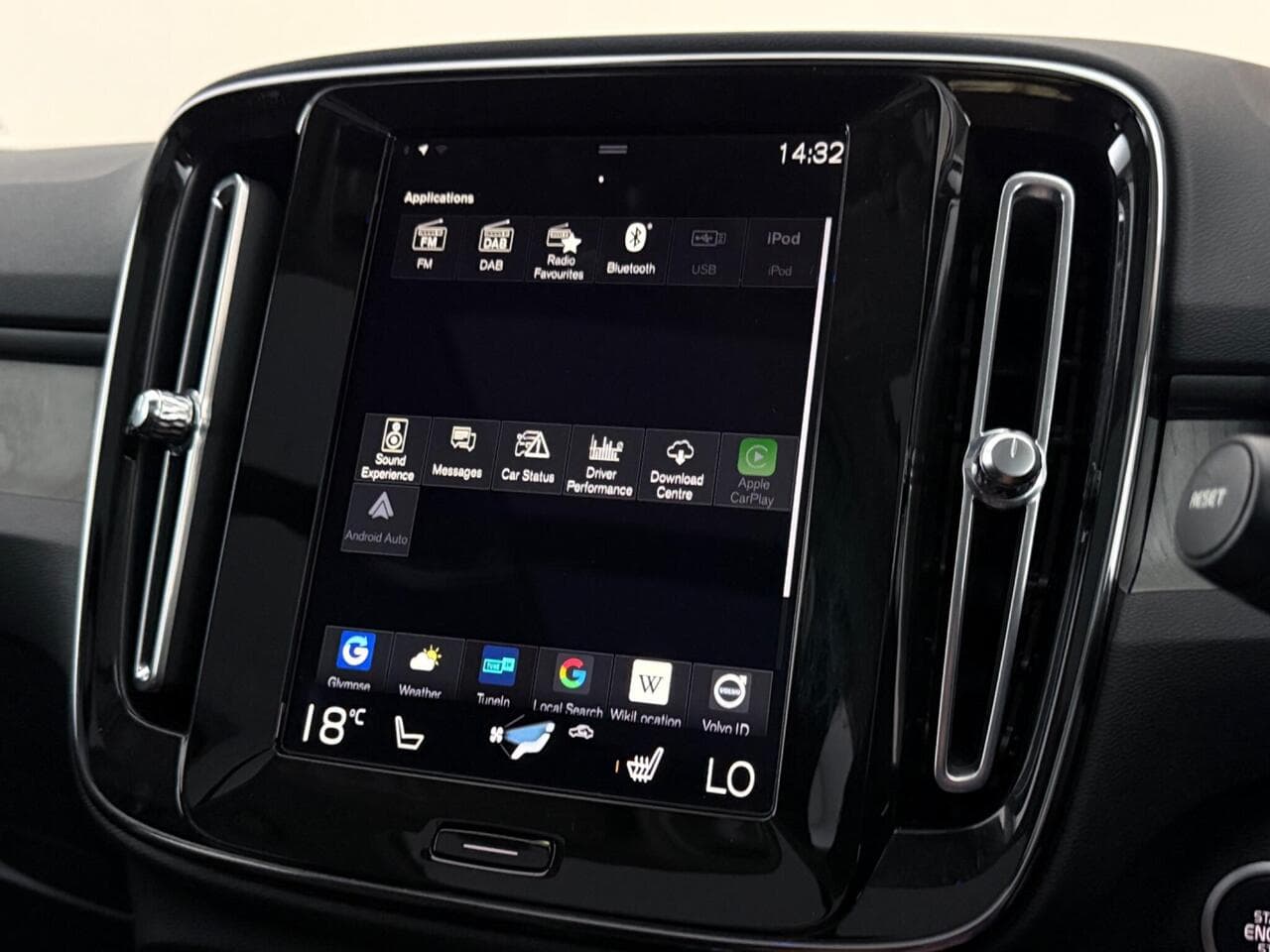 Volvo XC40 thumbnail Infotainment System