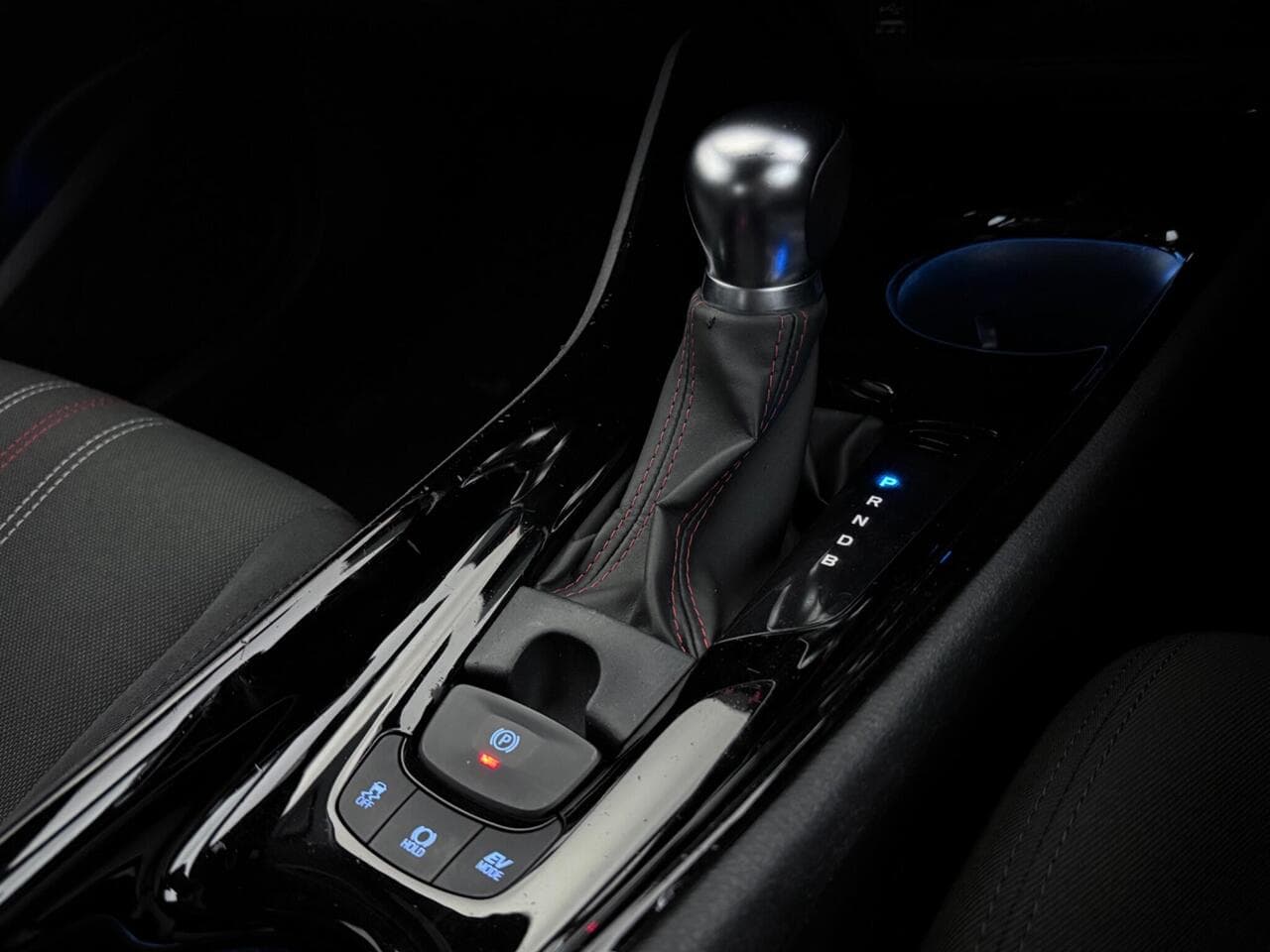 Toyota C-HR thumbnail Interior Front