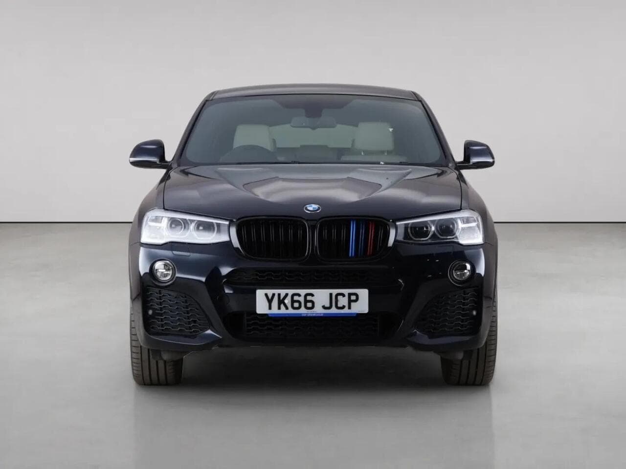 BMW X4 thumbnail Front