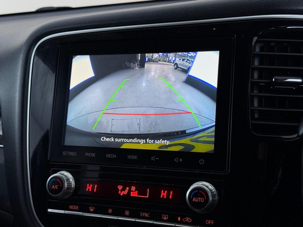 Mitsubishi Outlander thumbnail Infotainment System