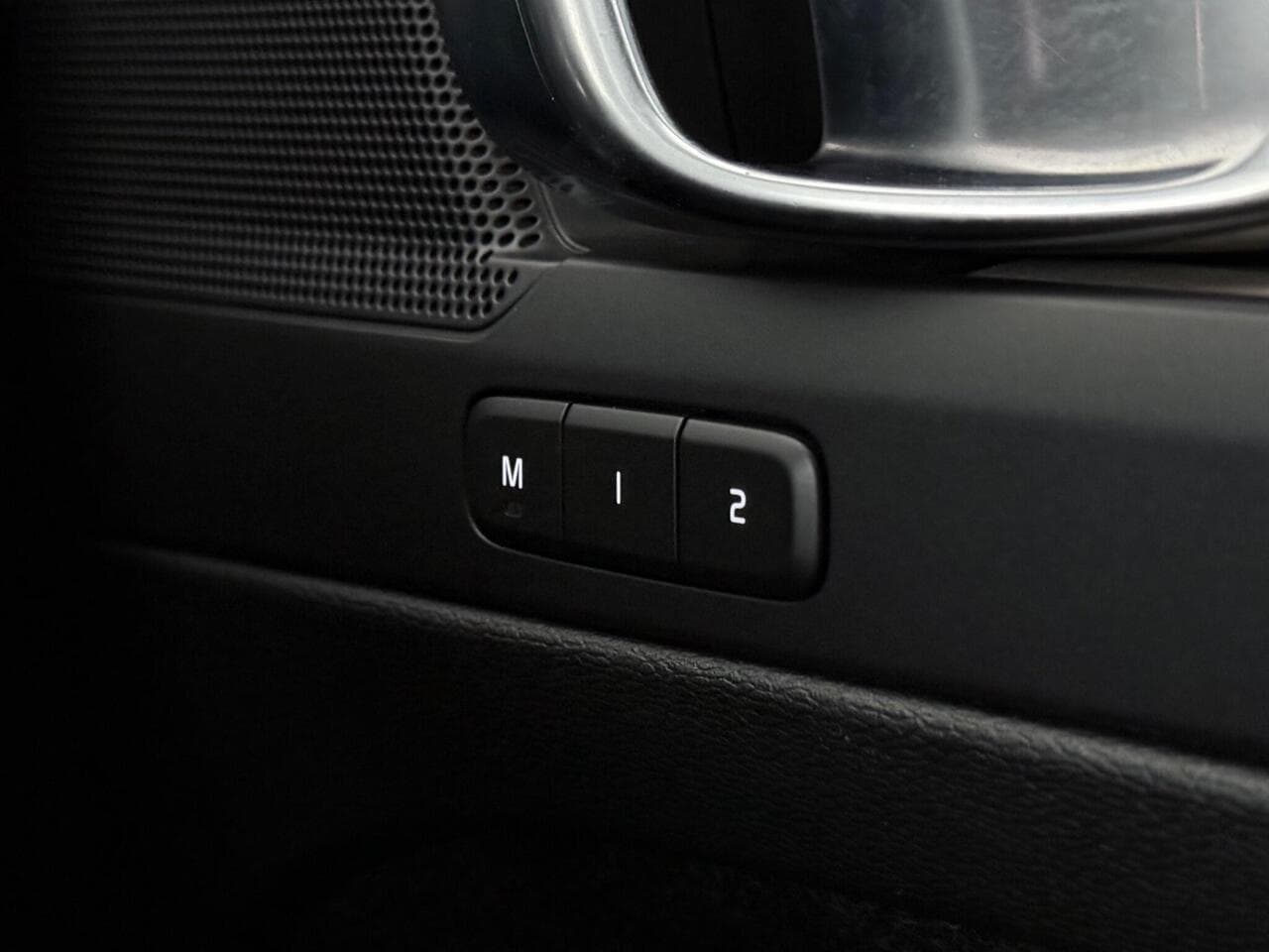 Volvo XC40 thumbnail Misc Controls