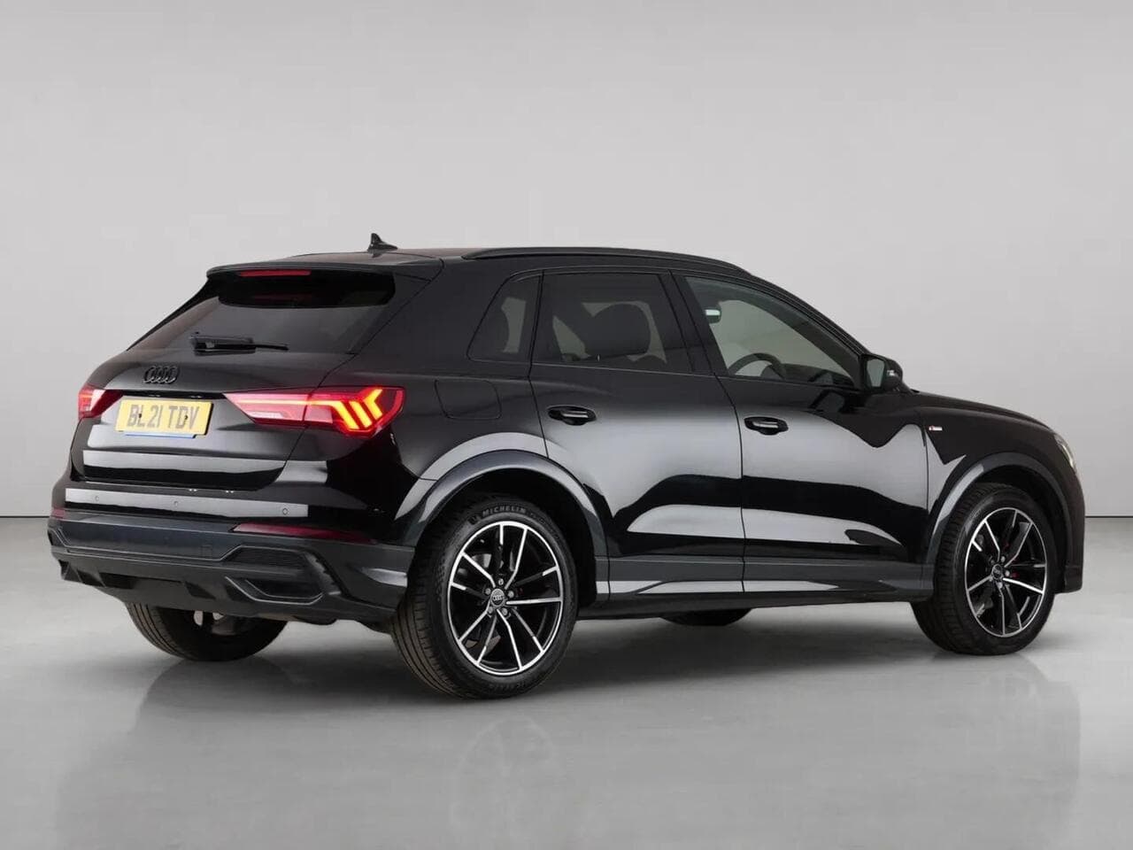 Audi Q3 thumbnail Rear Right
