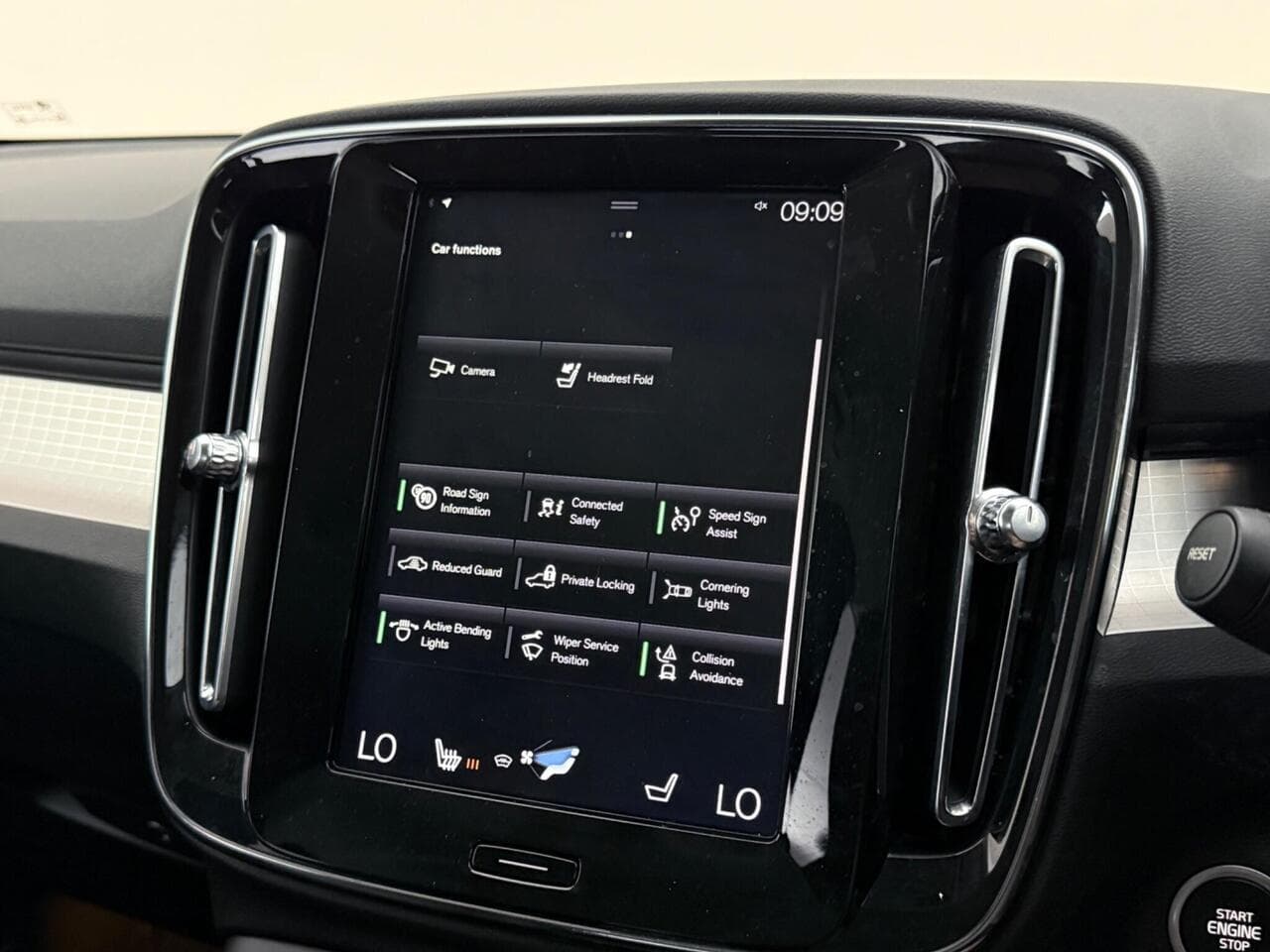 Volvo XC40 thumbnail Infotainment System