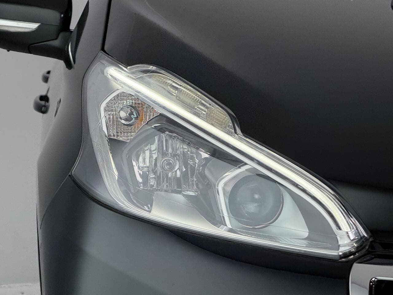 Peugeot 208 thumbnail Lights Front