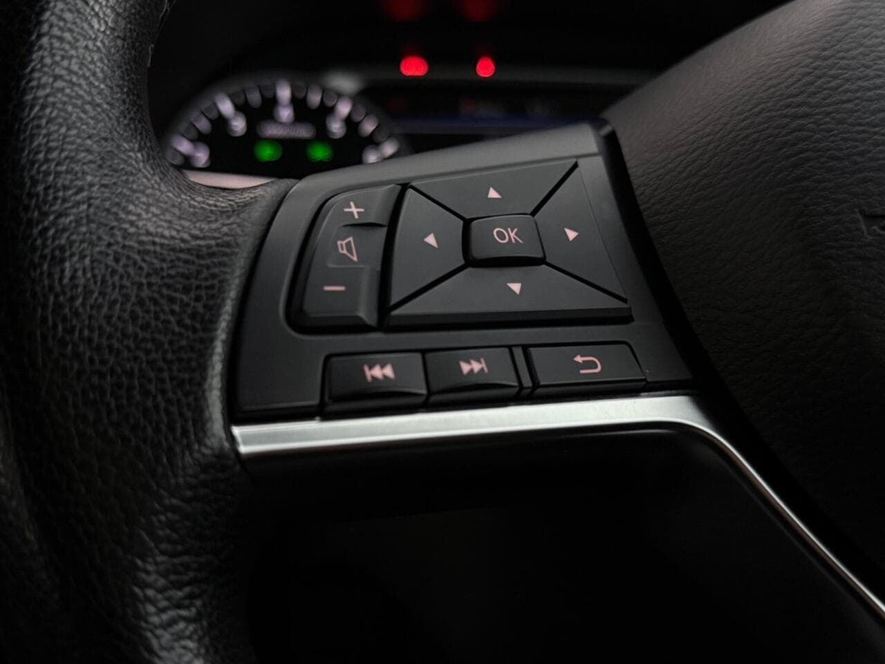 Nissan Juke thumbnail Misc Controls
