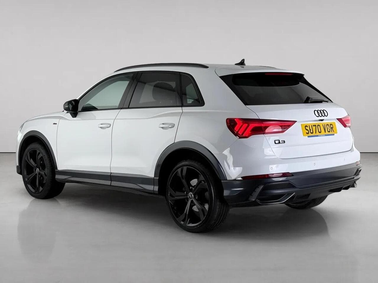 Audi Q3 thumbnail Rear Left