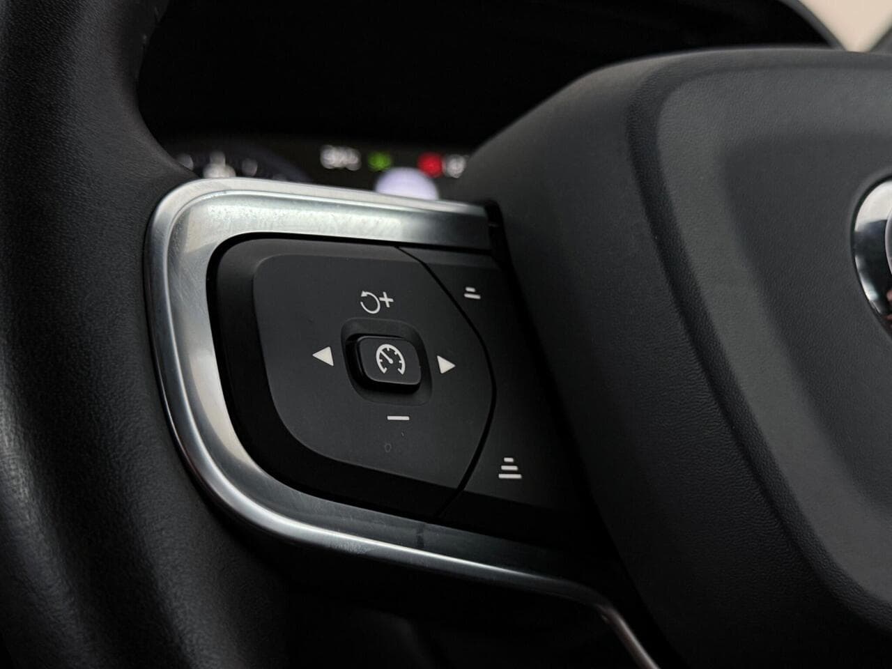 Volvo XC40 thumbnail Misc Controls