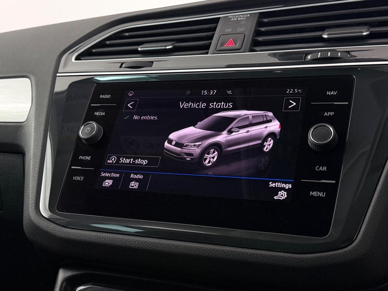 Volkswagen Tiguan thumbnail Infotainment System