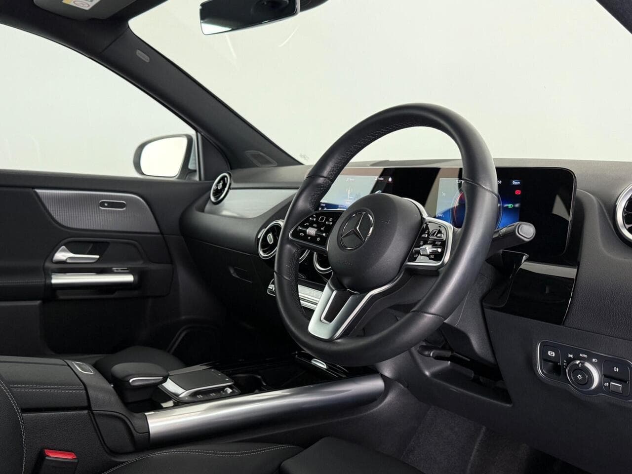 Mercedes-Benz GLA thumbnail Interior Front