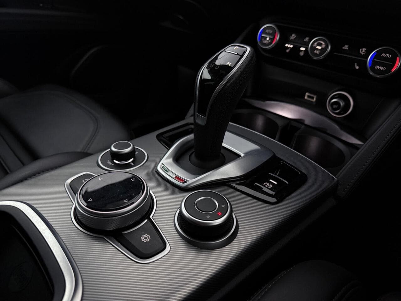 Alfa Romeo Stelvio thumbnail Interior Front