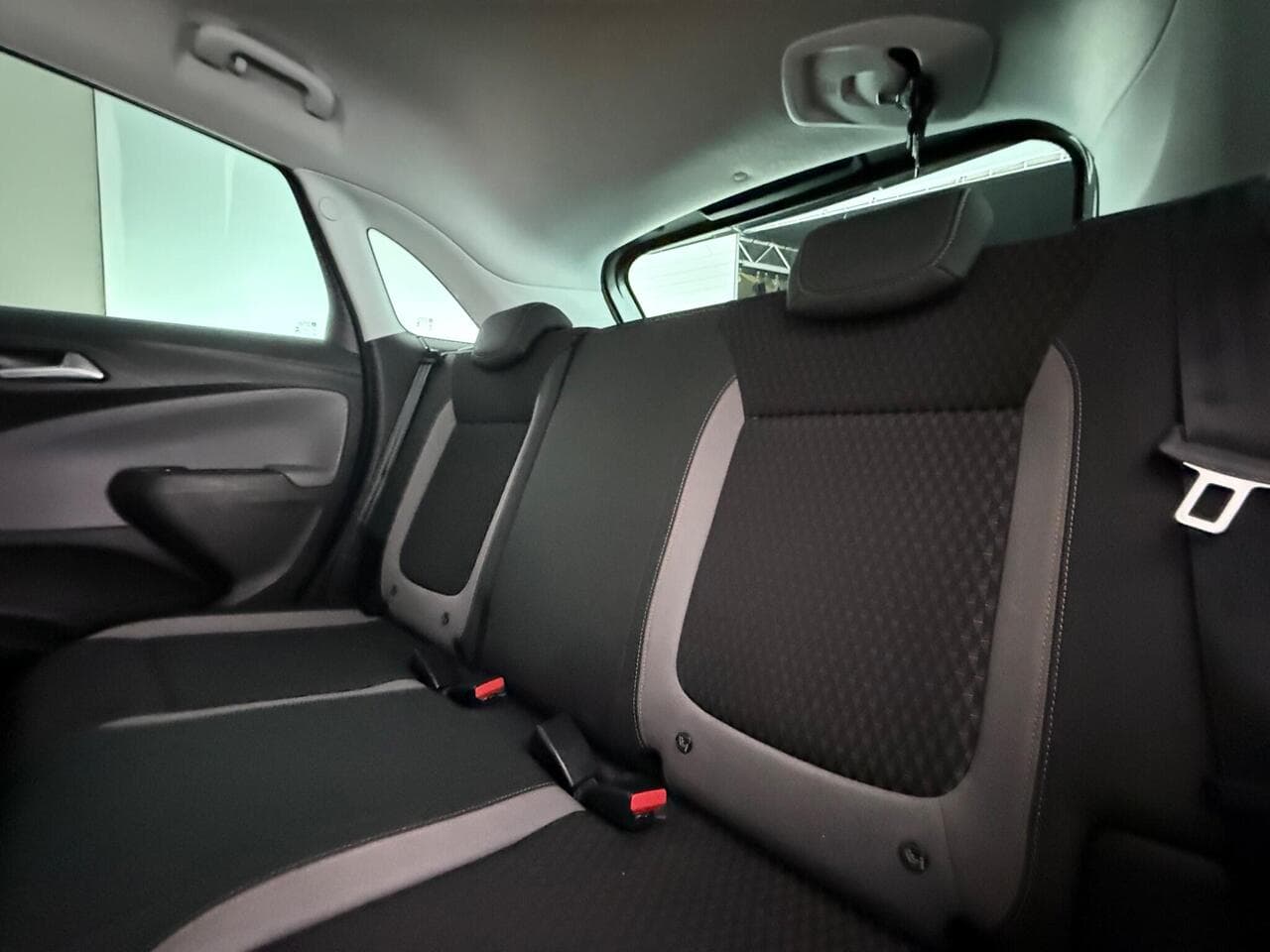 Vauxhall Crossland X thumbnail Seats Rear