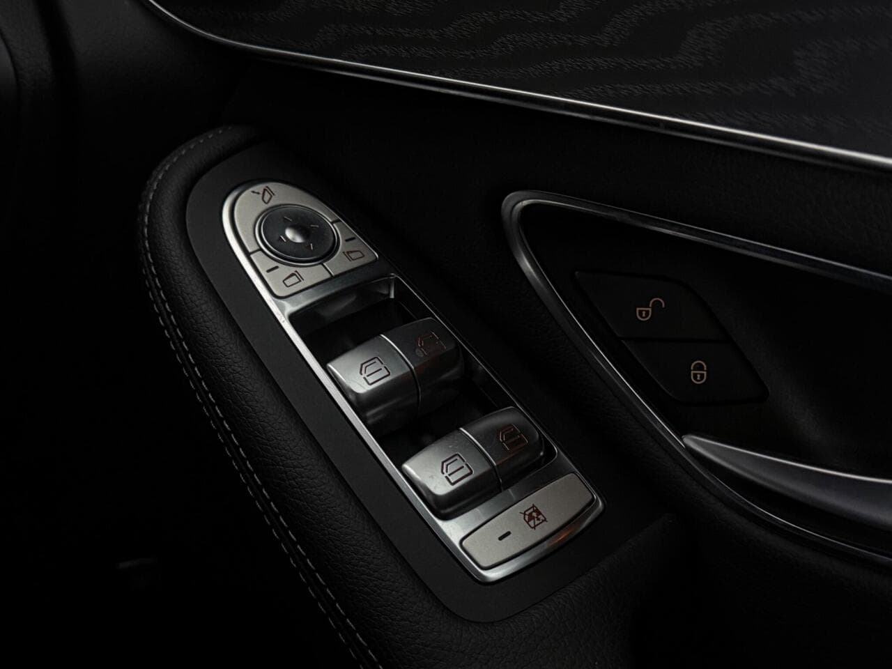Mercedes-Benz GLC thumbnail Interior Front