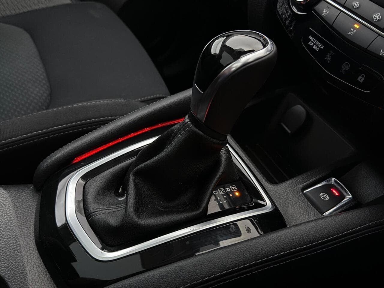 Nissan Qashqai thumbnail Interior Front