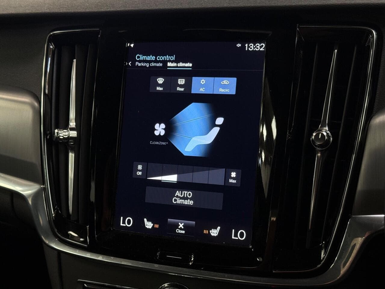 Volvo S90 thumbnail Infotainment System