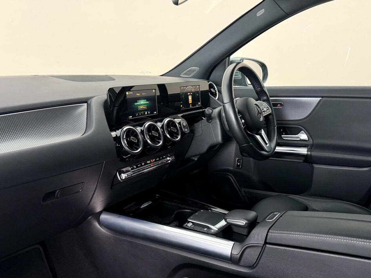 Mercedes-Benz GLA thumbnail Interior Front