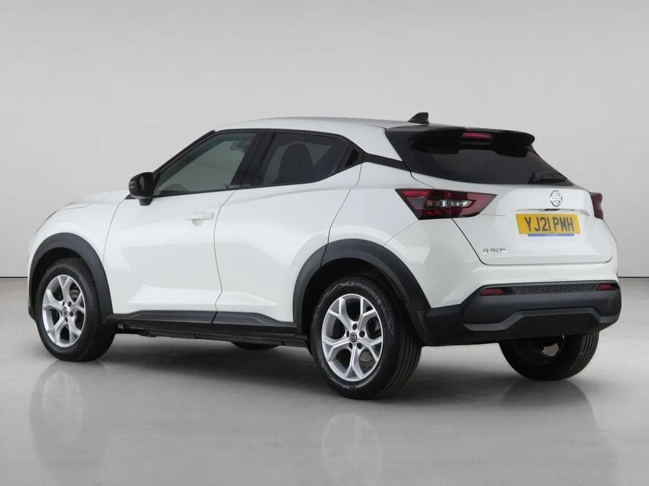 Nissan Juke thumbnail Rear Left