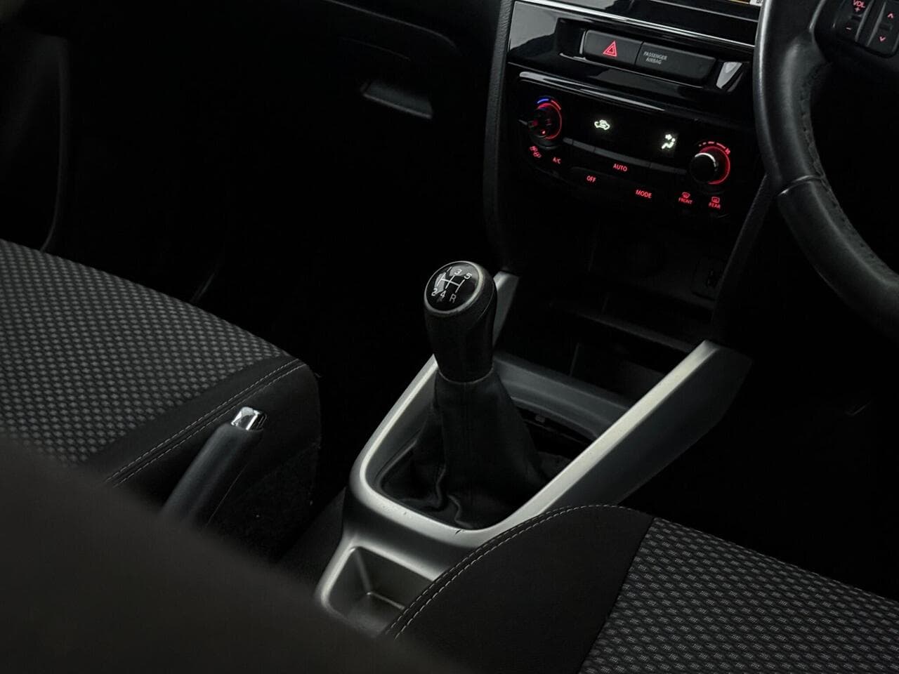Suzuki Vitara thumbnail Interior Front