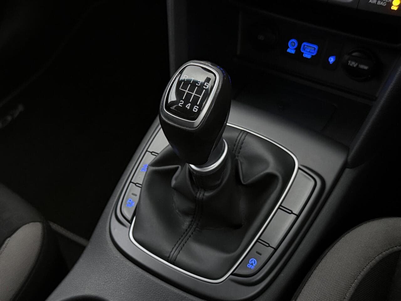 Hyundai KONA thumbnail Interior Front